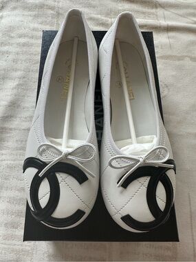Chanel 26M CoCo Beach Cambon Ballet Flats White with Black CC Logo Size 37